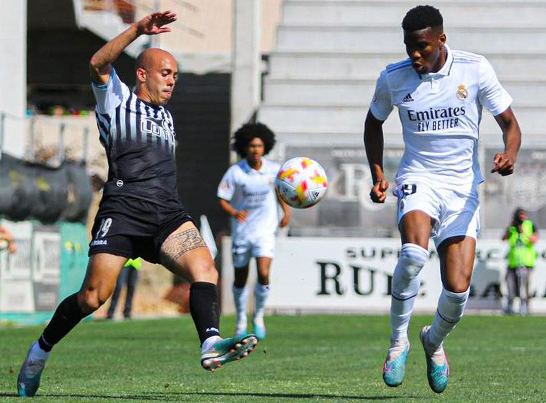 El jugador de la RB Linense, Toni Garcia, disputa un balón con Marvel, del Real Madrid Castilla
