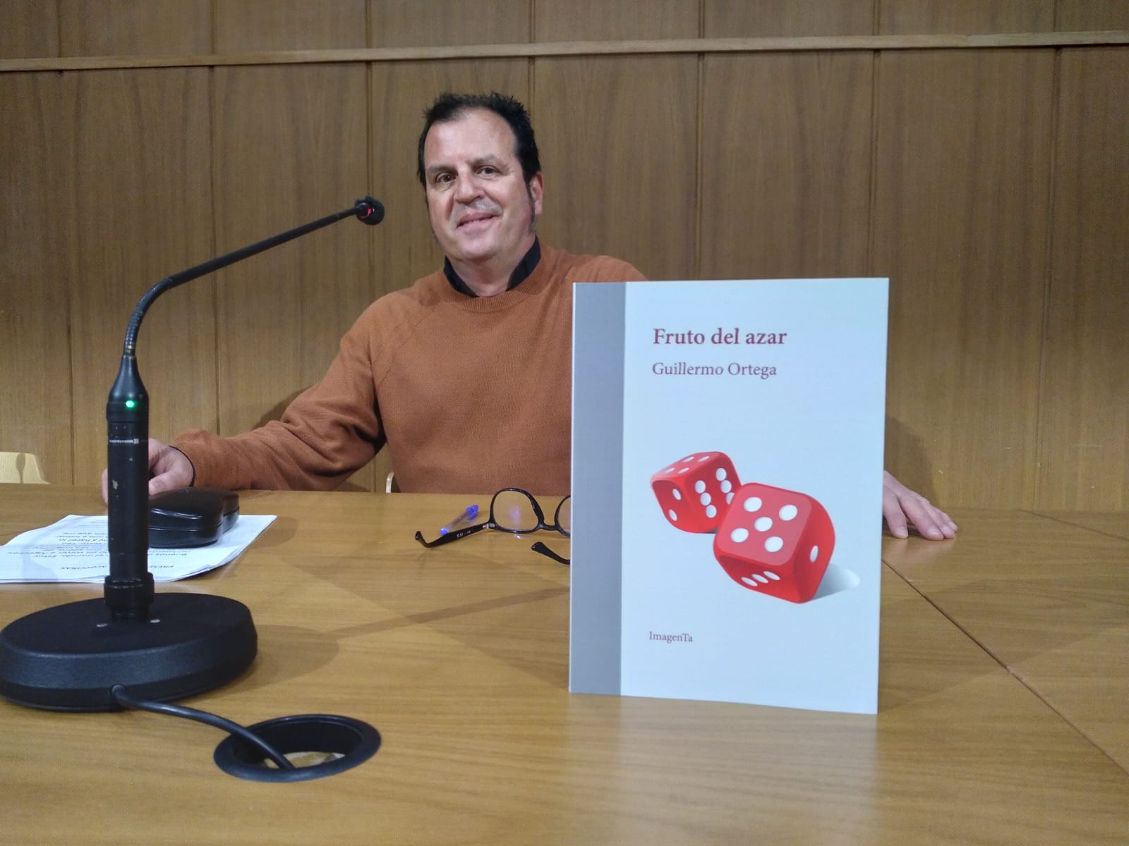 Guillermo Ortega, en la presentación de su novela 'Fruto del Azar'.