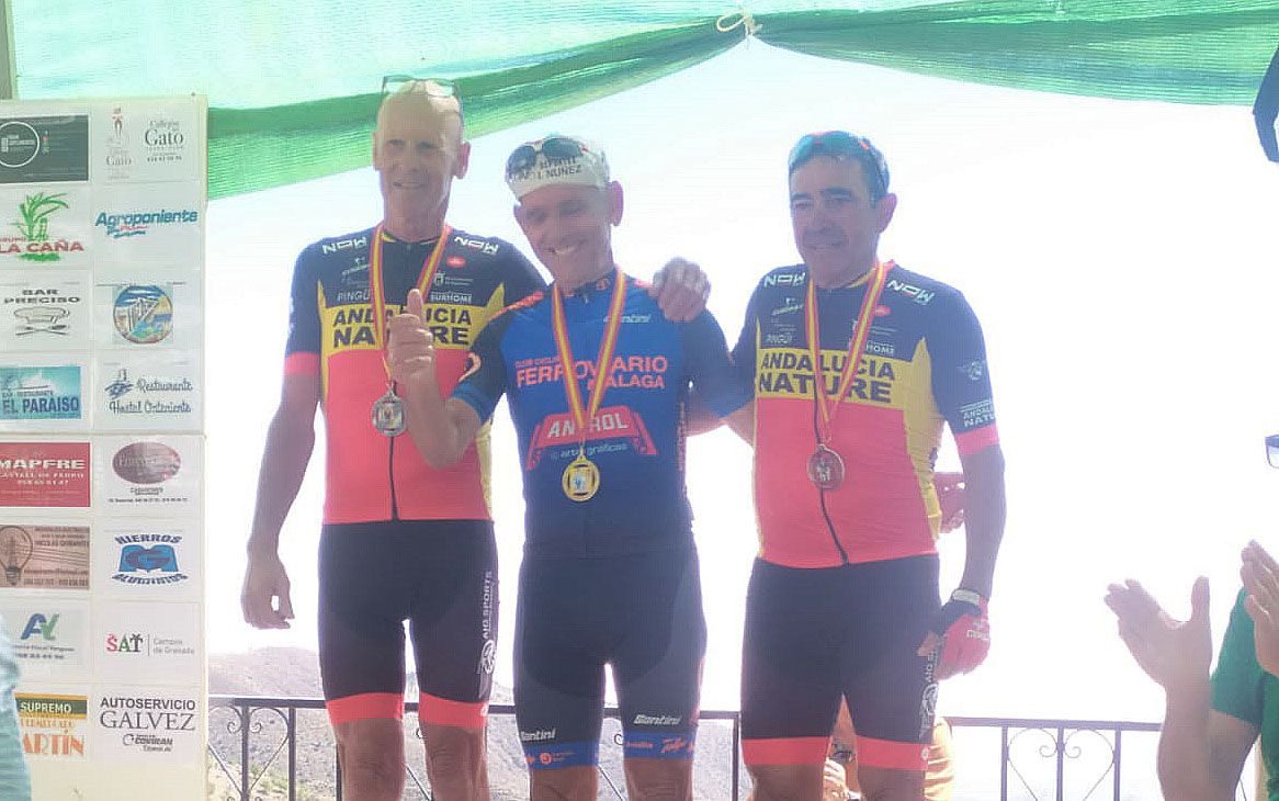 Los ciclistas Rafa Jiménez -izquierda- y Caye Corbacho -derecha-, en el podio del XXIII Gran Premio Comarca de Polopos