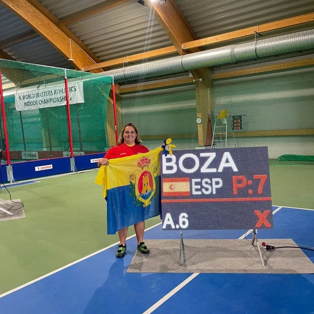 María Teresa Boza posa con la bandera de Algeciras en el Campeonato del Mundo de Toruń, Polonia