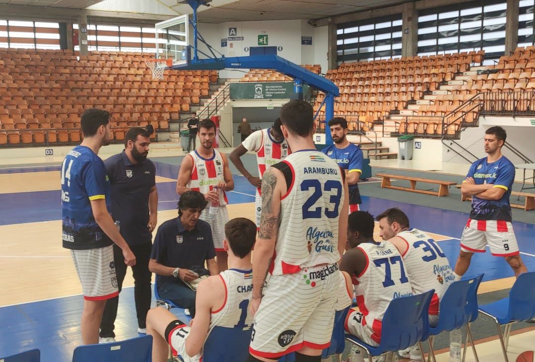 Javier Malla habla con los jugadores de UDEA en la cancha del filial del Cazoo Baskonia