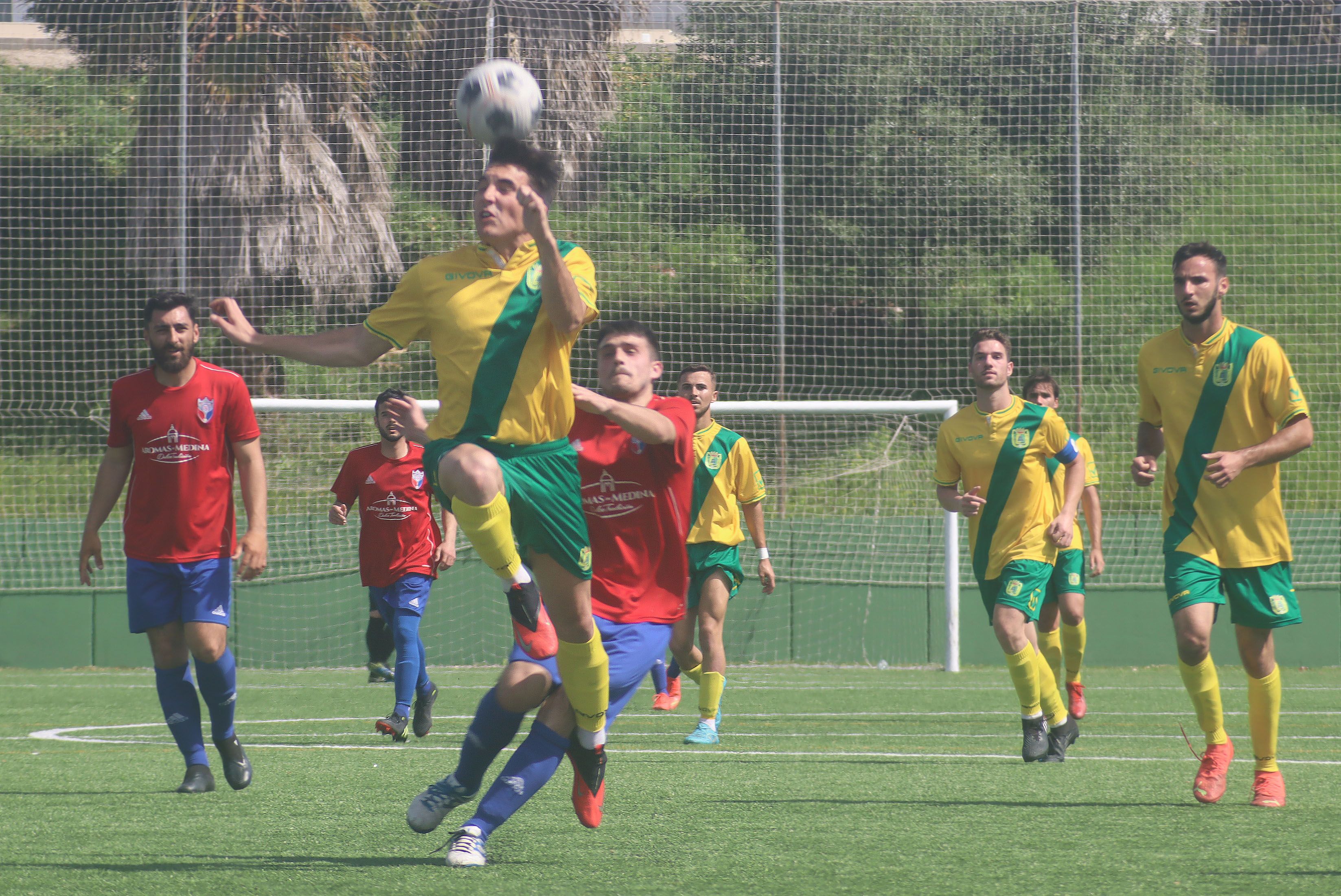 Un momento del encuentro entre el filial de la UD Los Barrios y el CD Medina Balompié/Foto: Axel S.C.