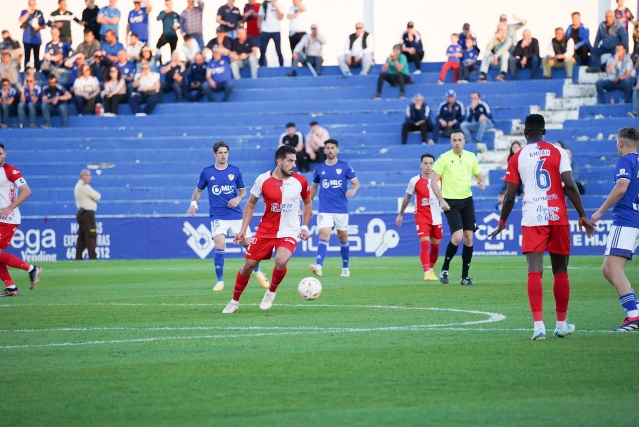 Borja controla el balón el pasado sábado en Linares. FOTO: CDL