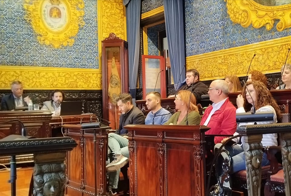 El portavoz del PSOE en el salón de plenos donde defenderá la moción del Plan de Asfaltado.