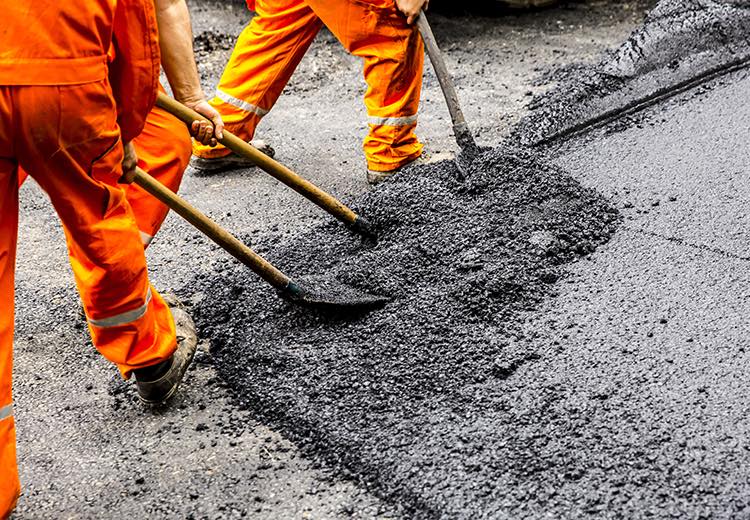 Imagen de archivo de unos trabajadores asfaltando una carretera. Estas son las calles que se encuentran en el séptimo Plan de Asfaltado de La Línea 