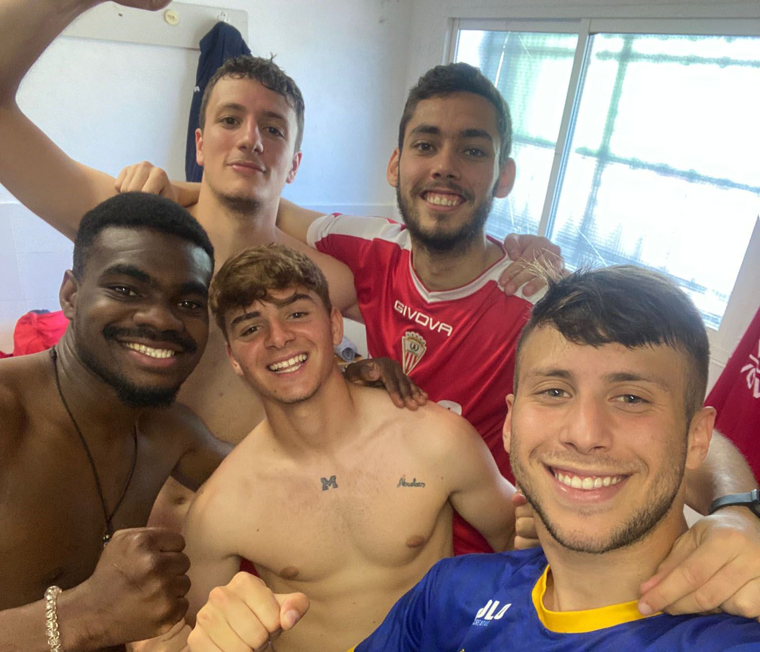 Jugadores del filial del Algeciras CF celebran el triunfo en Barbate