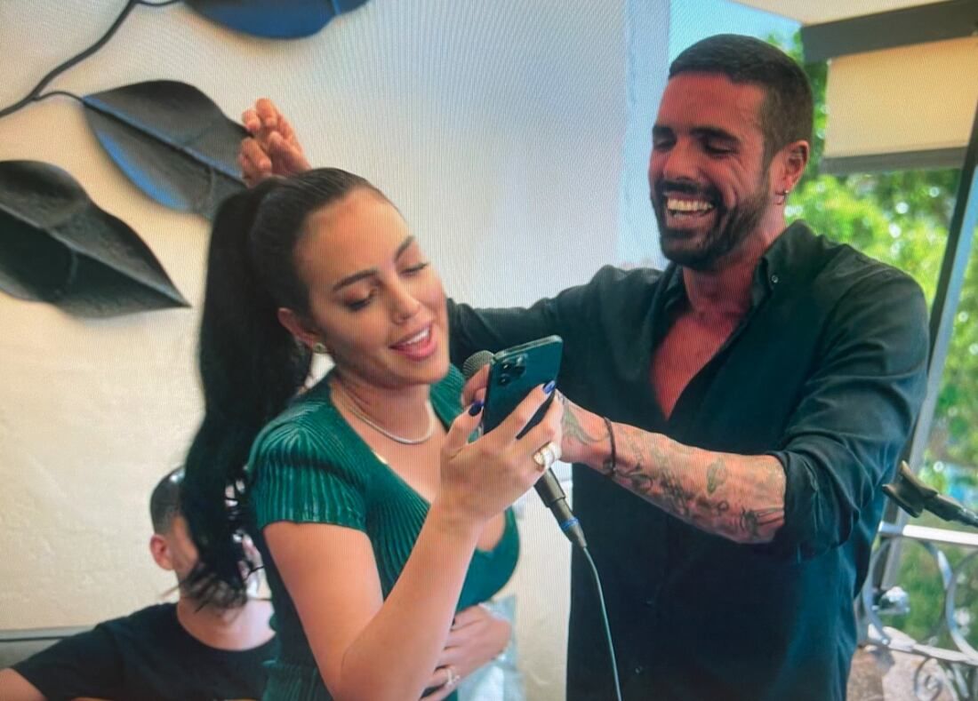 Georgina canta junto a Los Rebujitos en su serie de Netflix 'Soy Georgina'.