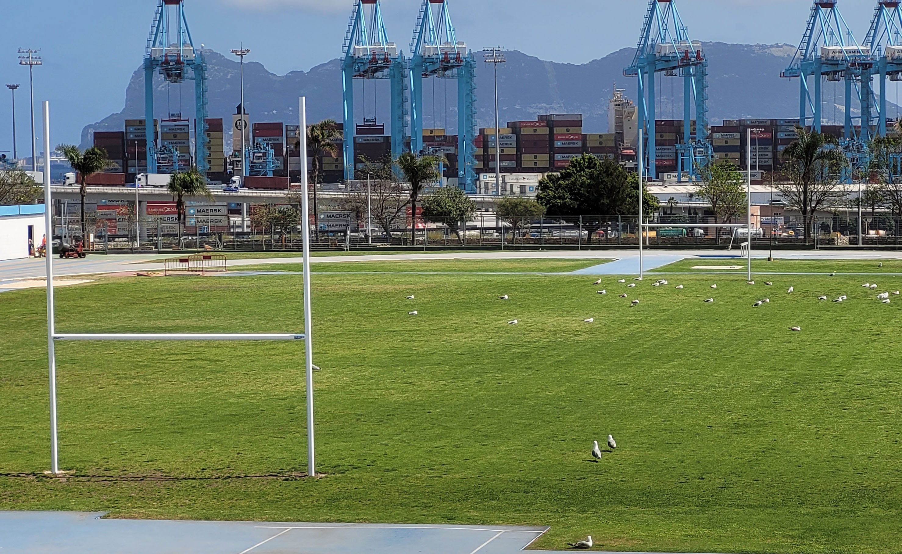 Una avería en la red de agua potable junto a las pistas de atletismo afecta a la zona de El Rinconcillo.