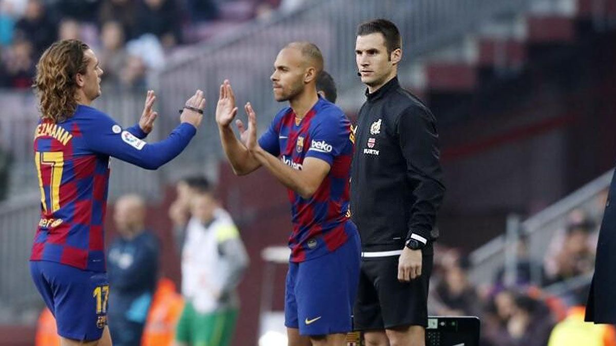 El colegiado cántabro Alberto Fuente Martín, siendo cuarto árbitro en un partido del FC Barcelona