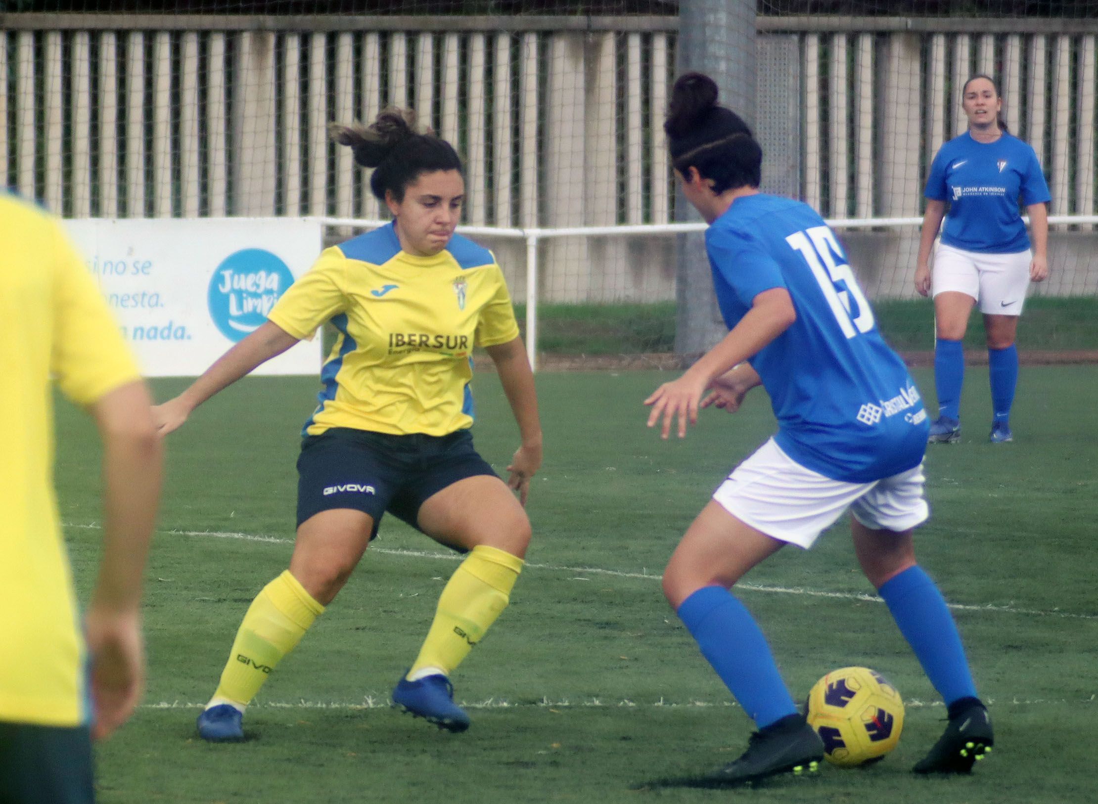 Natalia Vallejo, autora de dos goles, ante una Carmen Calvo jugadora del Escuela Bahía San Fernando/