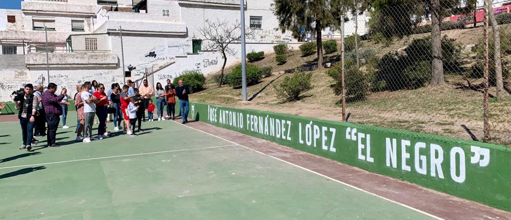 La pista deportiva de la calle Paco de Lucía ya luce el nombre del recordado José ‘El Negro’ 