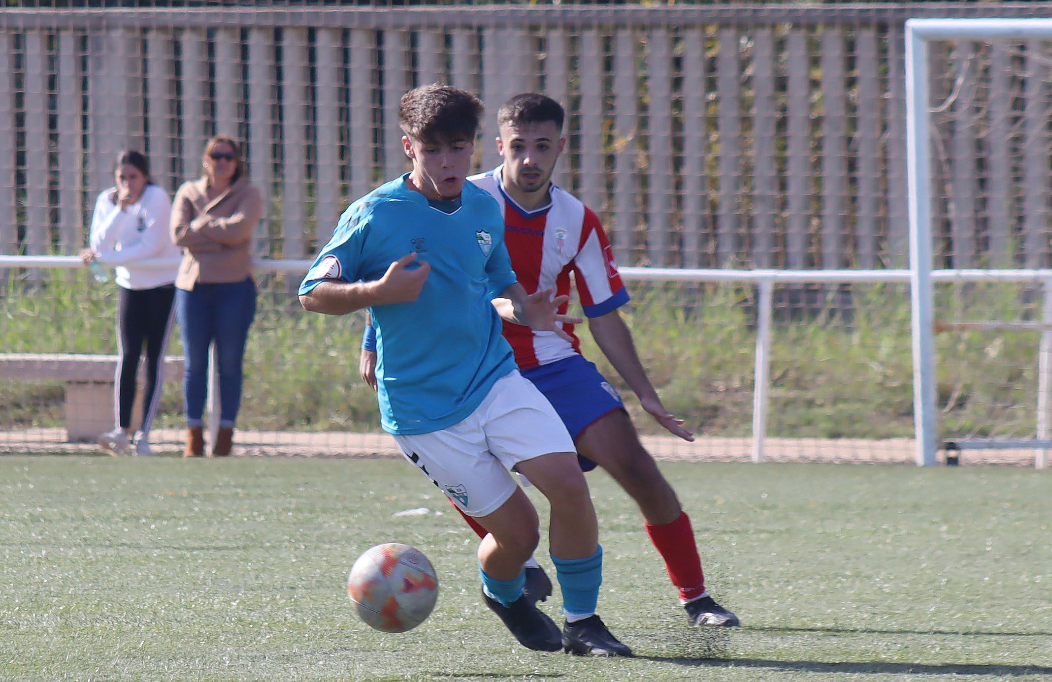 El albirrojo Sergio Ligero, en un lance del Algeciras CF-CD San Félix de la primera vuelta