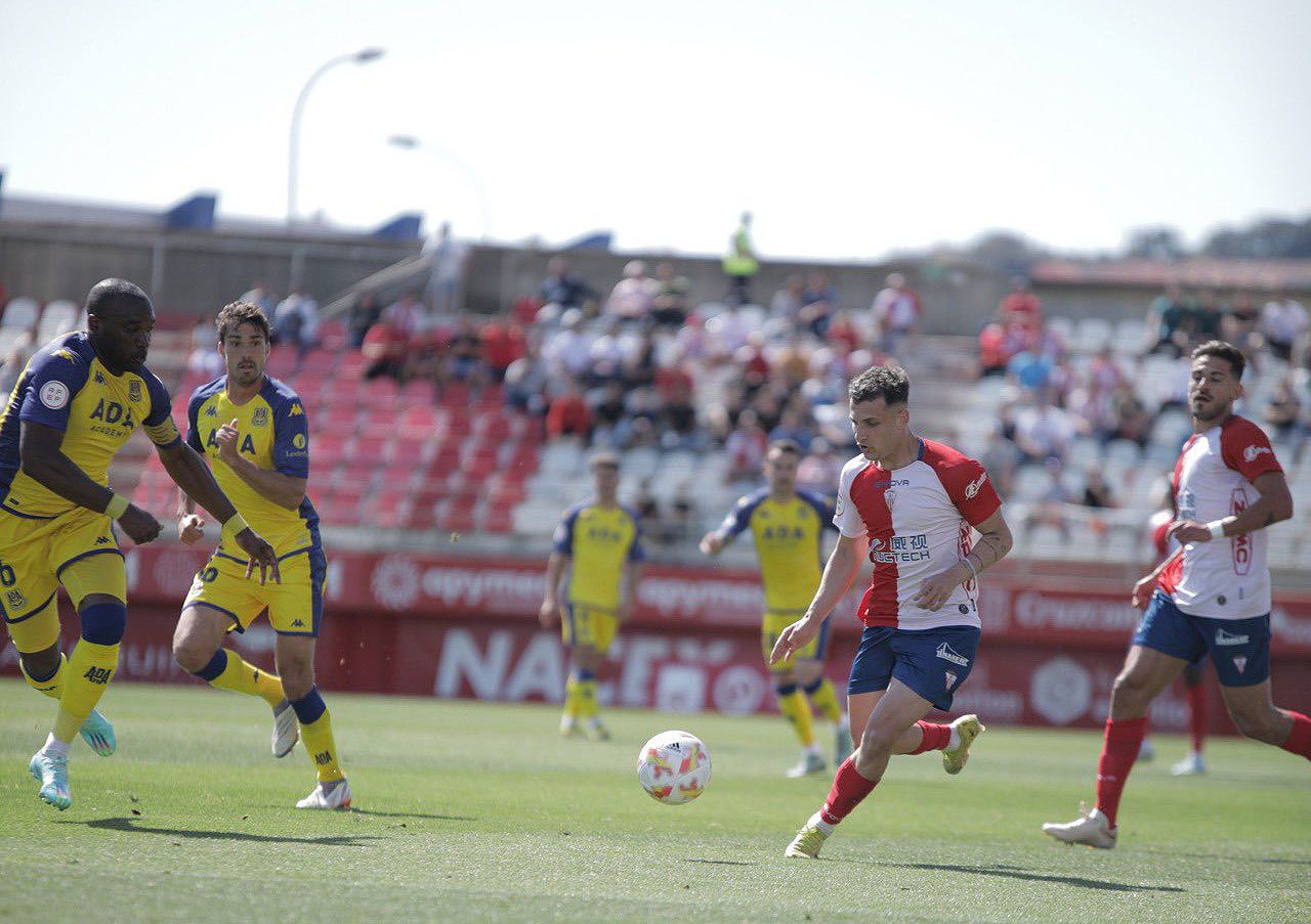 Juan Serrano, del Algeciras CF, prepara el disparo ante los defensas de la AD Alcorcón, Babín -izquierda- y Pablo García