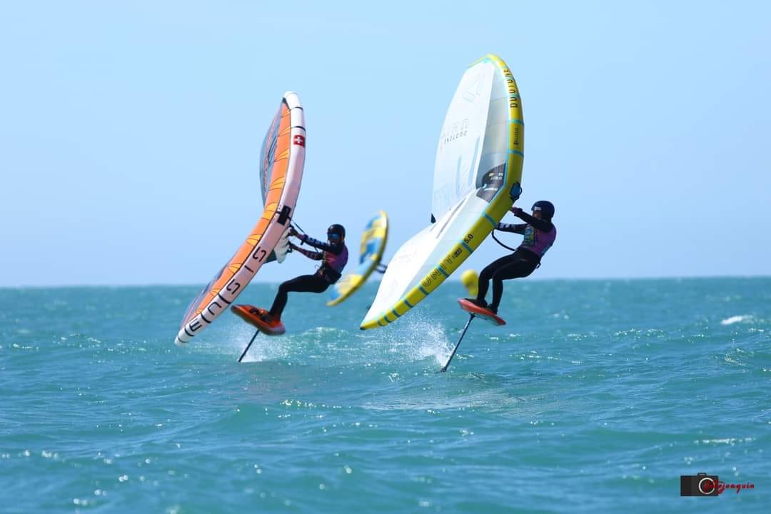 Dos de los riders que están disputando la Copa de España y el Campeonato de Andalucía de Wingfoil en Chiclana