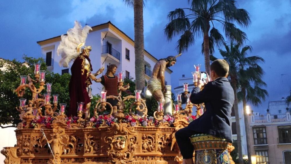 Lunes Santo en el Campo de Gibraltar: salidas, horarios e itinerarios. En esta imagen, la Columna de Algeciras en 2022. Foto: Francis Mena.