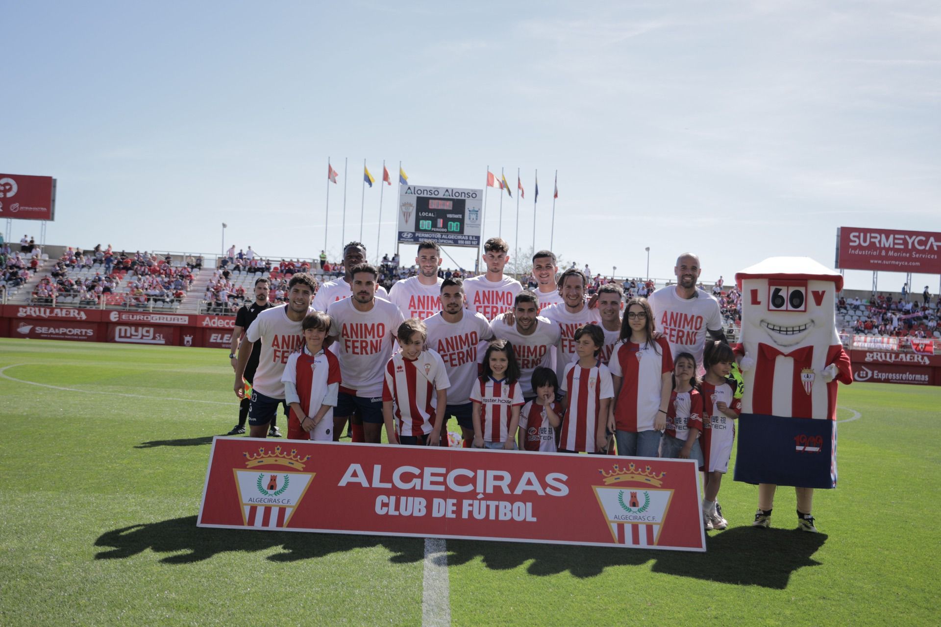 Un once nada habitual, por la bajas y con camisetas de ánimo para Ferni, que plantó cara al líder. FOTO: ACF