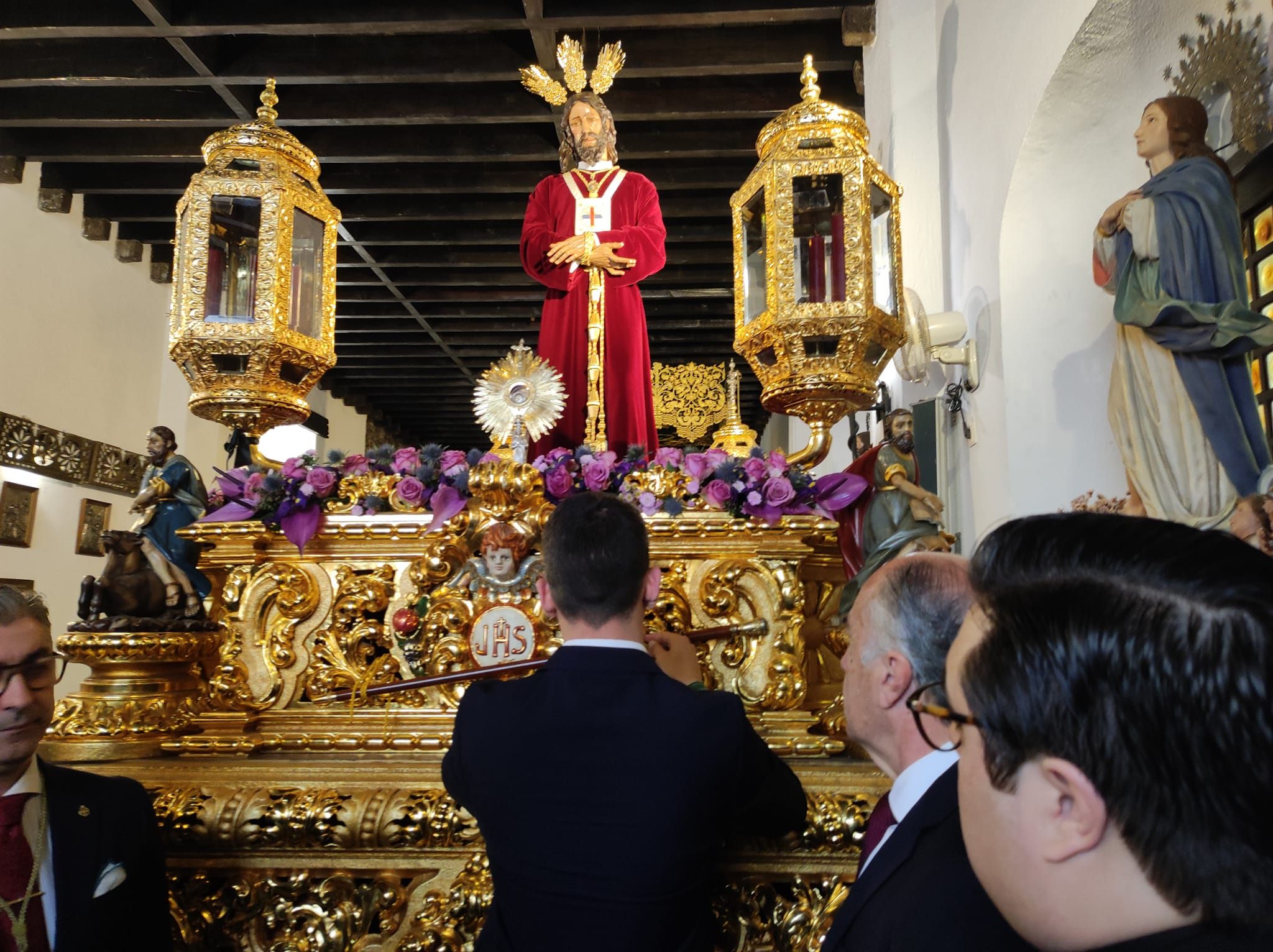 Raúl Ocaña pone el bastón de mando en el trono de Jesús de Medinaceli, Señor de Algeciras. Proponen nombrar al Cristo de Medinaceli como “Regidor Perpetuo de la ciudad de Algeciras”