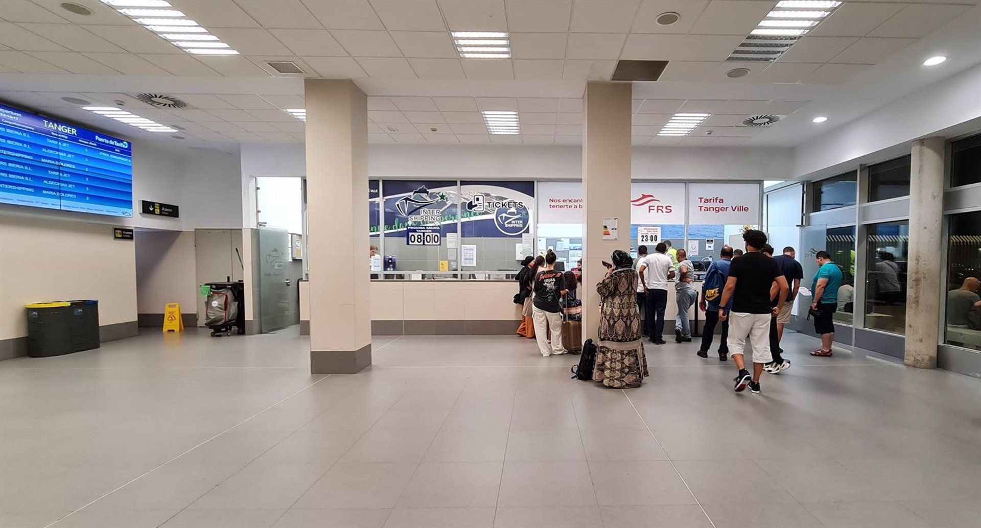 Interior de la estación marítima del Puerto de  Tarifa, que ha cancelado sus conexiones.