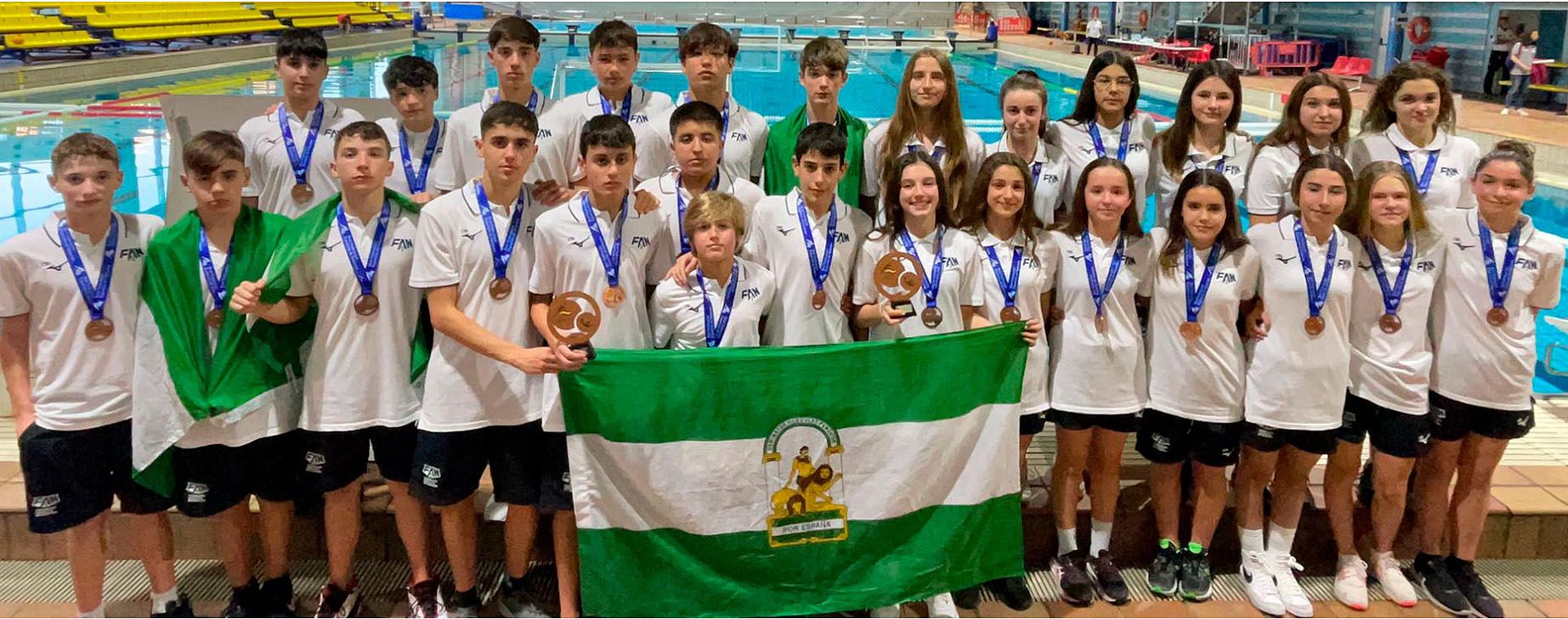 Las selecciones andaluzas, con los algecireños Aitana Jiménez, Daniel Oliva y Fede Rodríguez-Piñero, posan con sus medallas de bronce en el Nacional