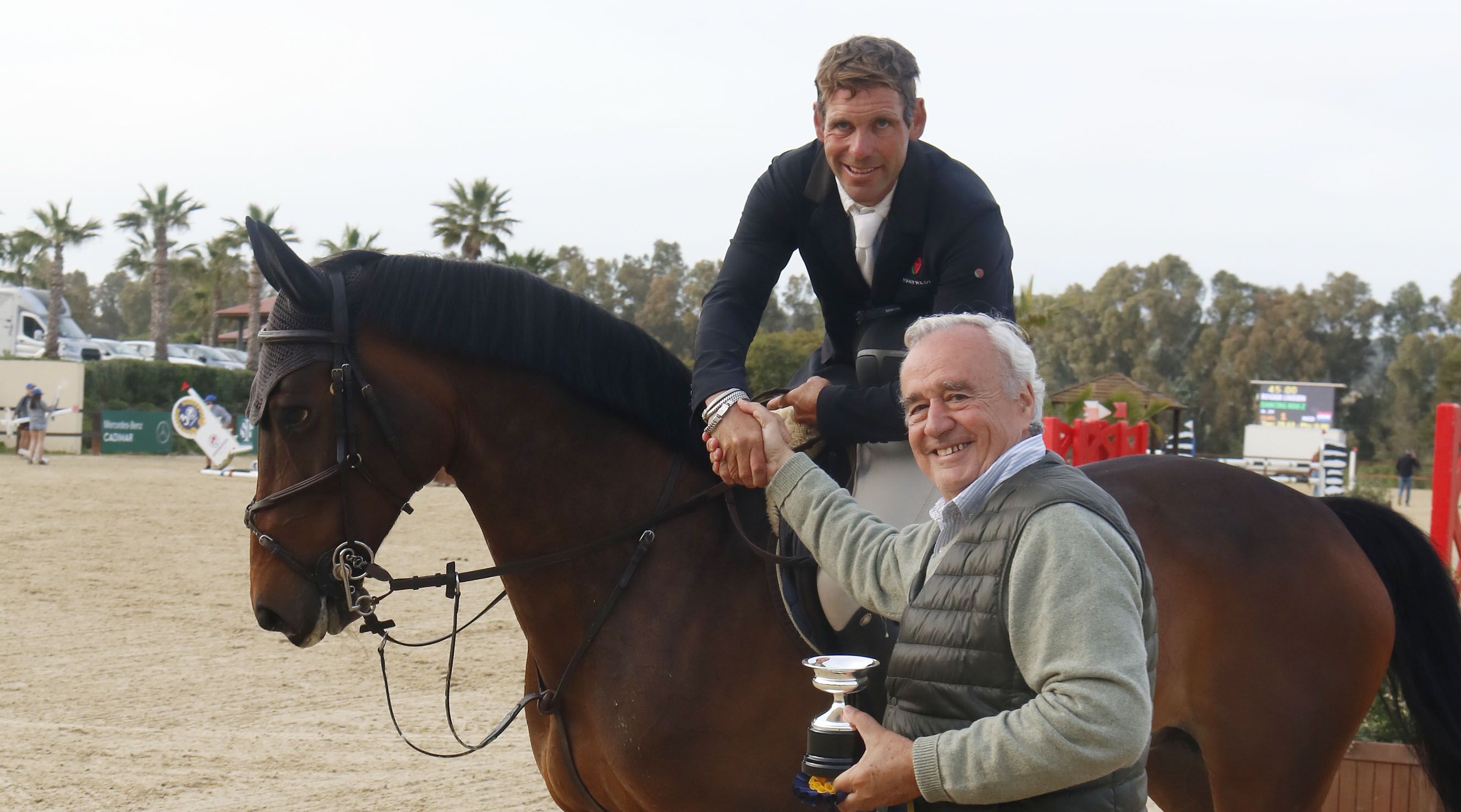 Rogier Linssen recibe el premio de campeón en 1,35 metros del Concurso de Saltos Nacional en el Santa María Equestrian Club