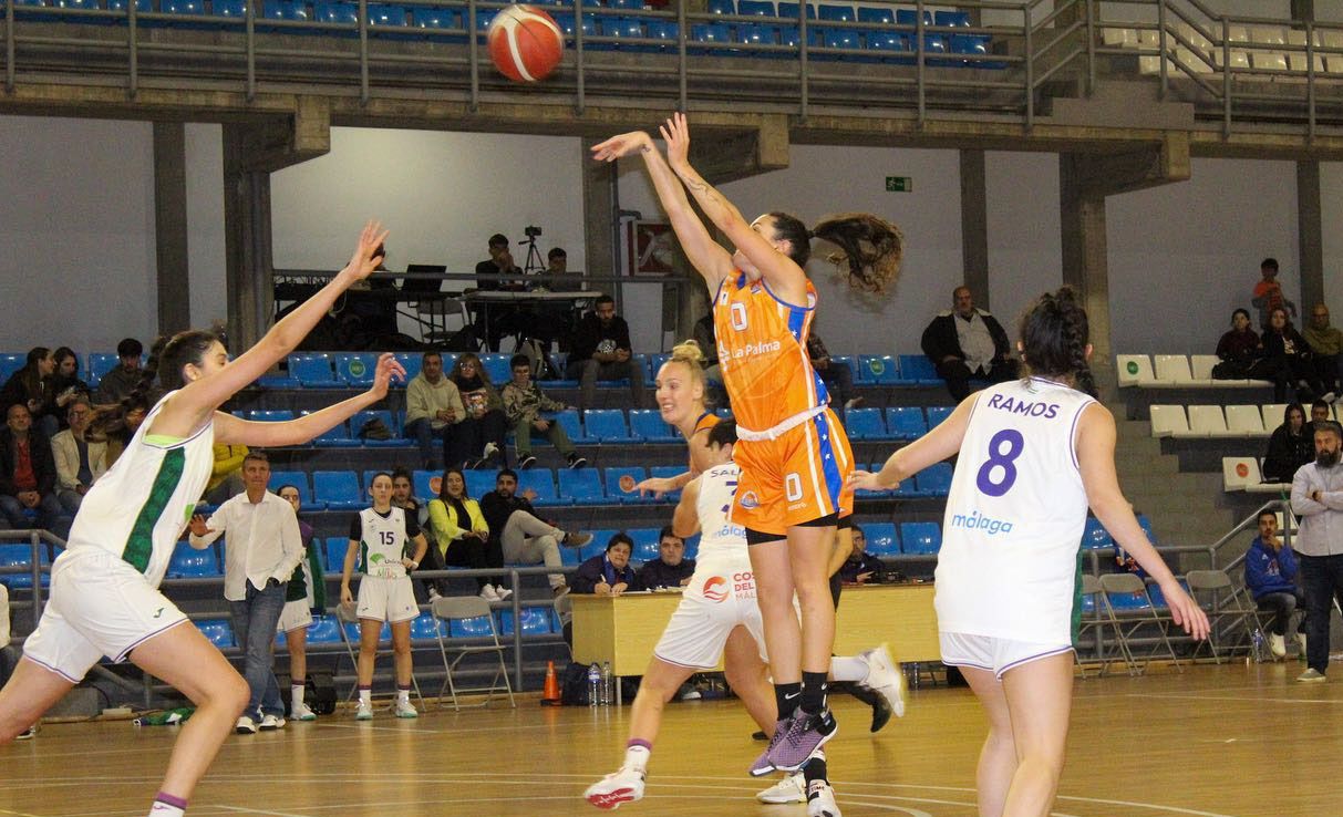 La linense Marta Pérez lanza a canasta en un partido con el CB Aridane/Foto: Marian Capote