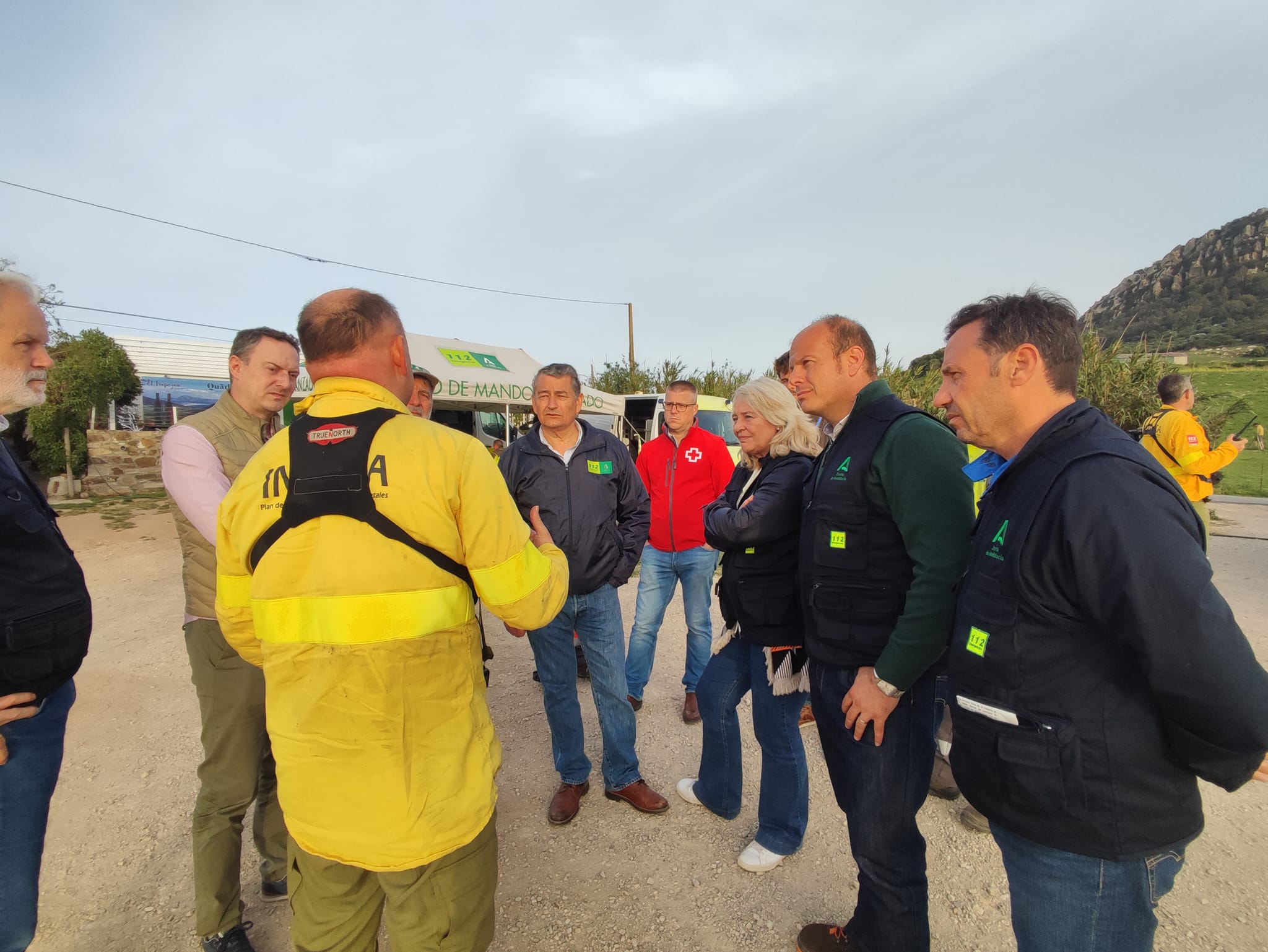 El incendio forestal de Tarifa daña unas 50 hectáreas y deja decenas de familias esta noche fuera de sus viviendas .