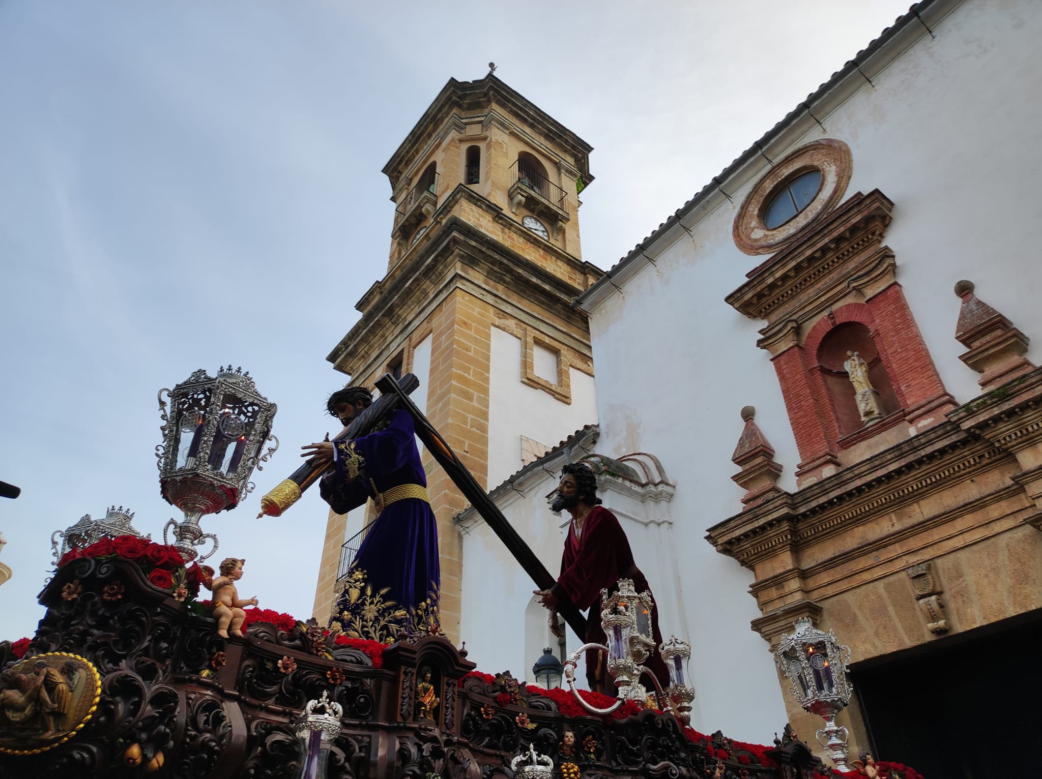 Estas son las calles cerradas al tráfico en Algeciras este Jueves Santo. El Nazareno, a la salida de la iglesia de La Palma.