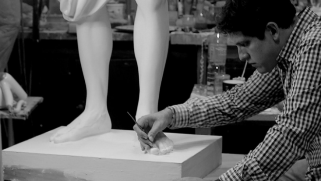 El imaginero Fernando Aguado trabaja en su taller. El imaginero Fernando Aguado trabaja en su taller.