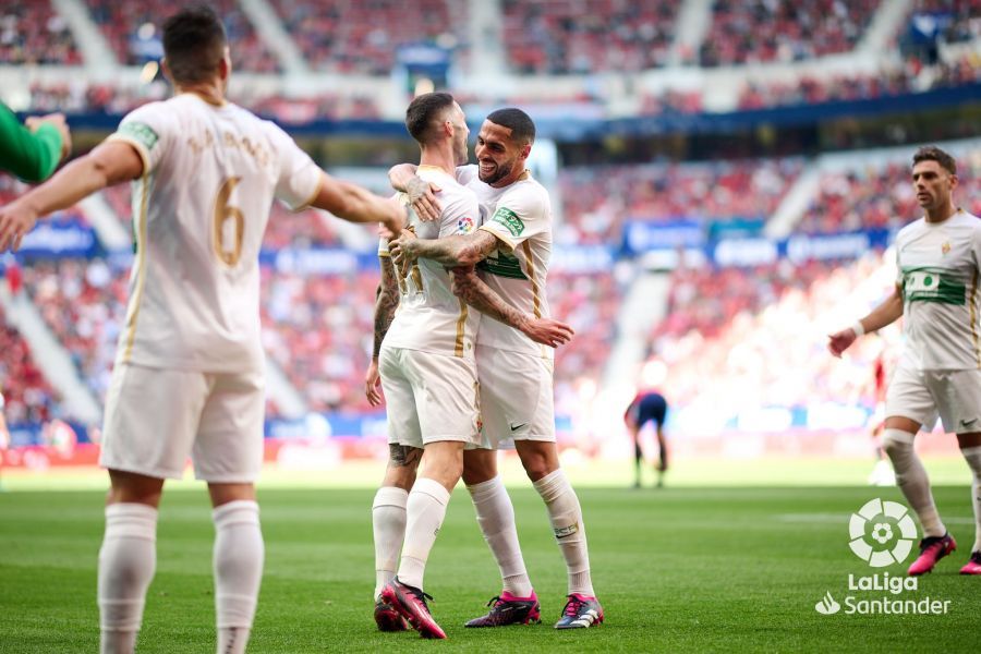 El linense 'Tete' Morente es abrazado tras la consecución del momentáneo 0-1 en Pamplona frente a Osasuna.