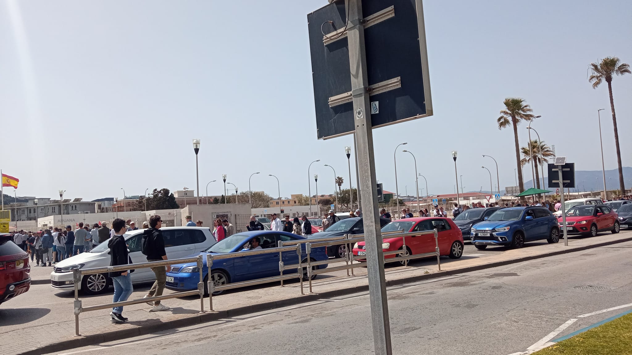 Trabajadores transfronterizos denuncian colas de varias horas para entrar a Gibraltar. Foto: Carmen Palomares.