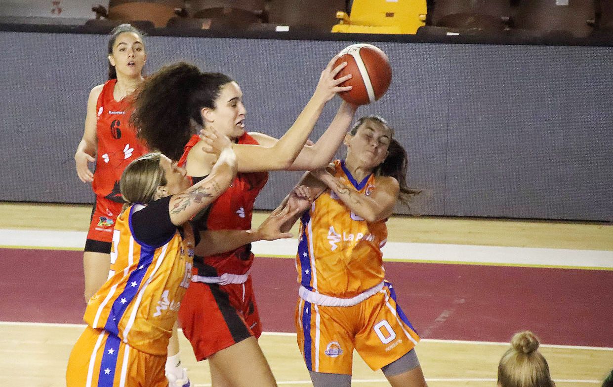Marta Pérez Castro, con el dorsal '0' del CB Aridane, busca una pelota ante una jugadora del BF León/Foto: Peio García/León Noticias
