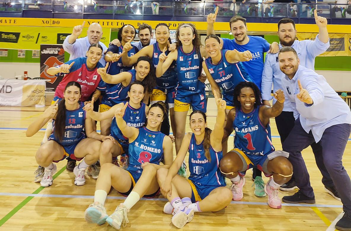 La linense María González -con camiseta roja- celebra con sus compañeras la consecución de la primera plaza con el Miralvalle