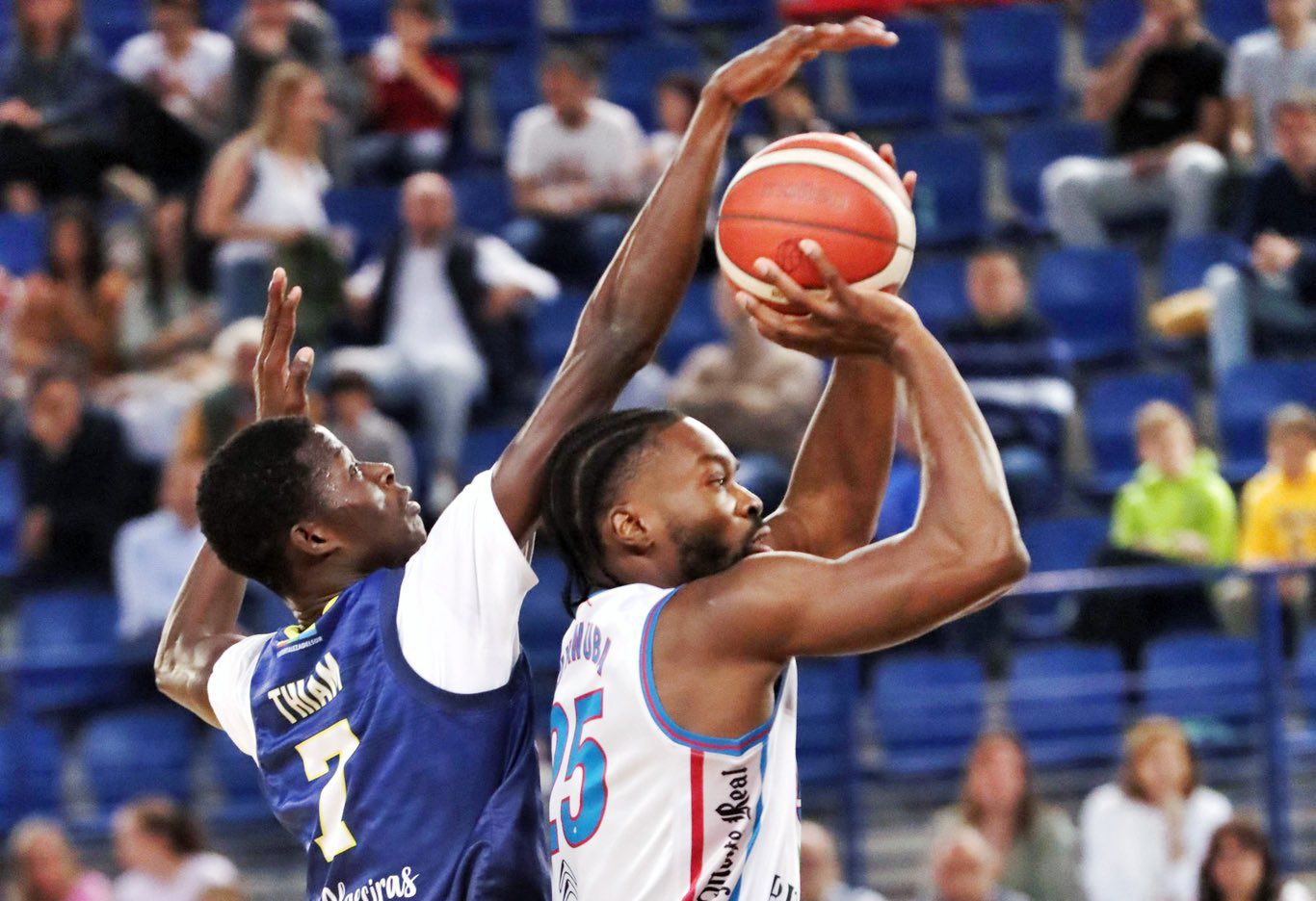 El jugador de UDEA, Issa Thiam trata de taponar a Robert Chima Ukawuba, del CB Clavijo durante el duelo en Logroño/Foto: CB Clavijo