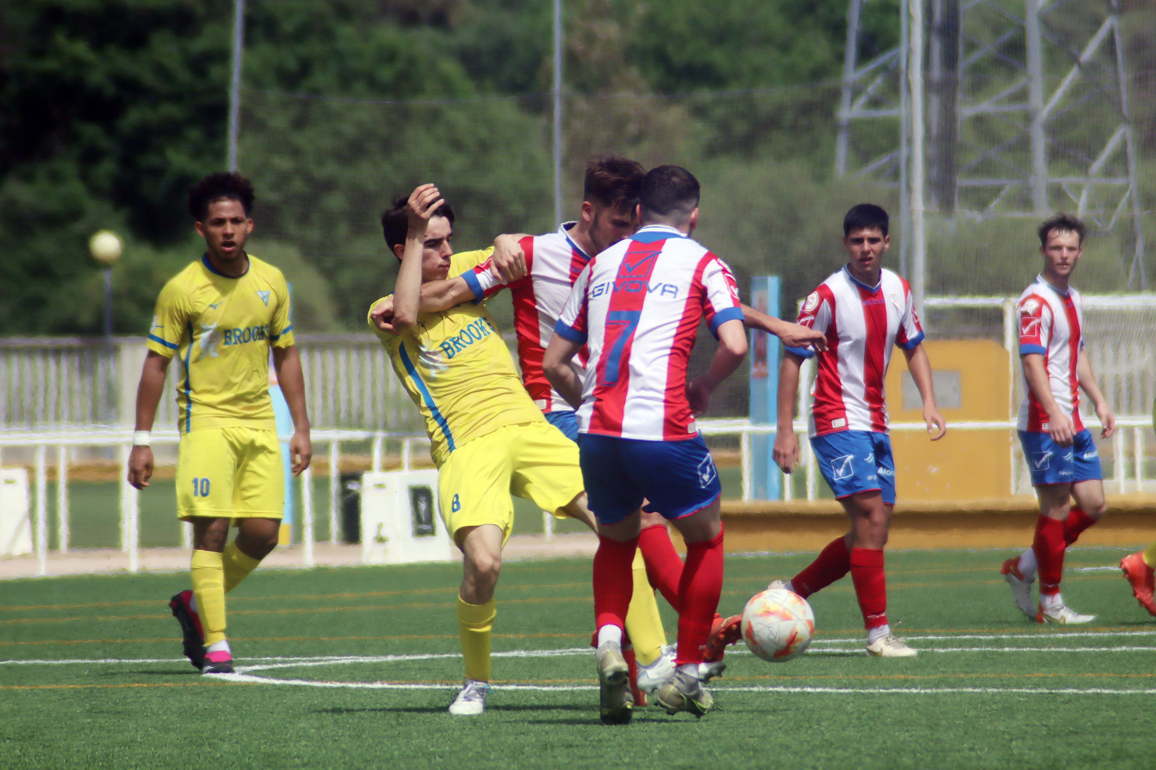 Un momento del encuentro entre los juveniles del Algeciras CF y la UD Tomares