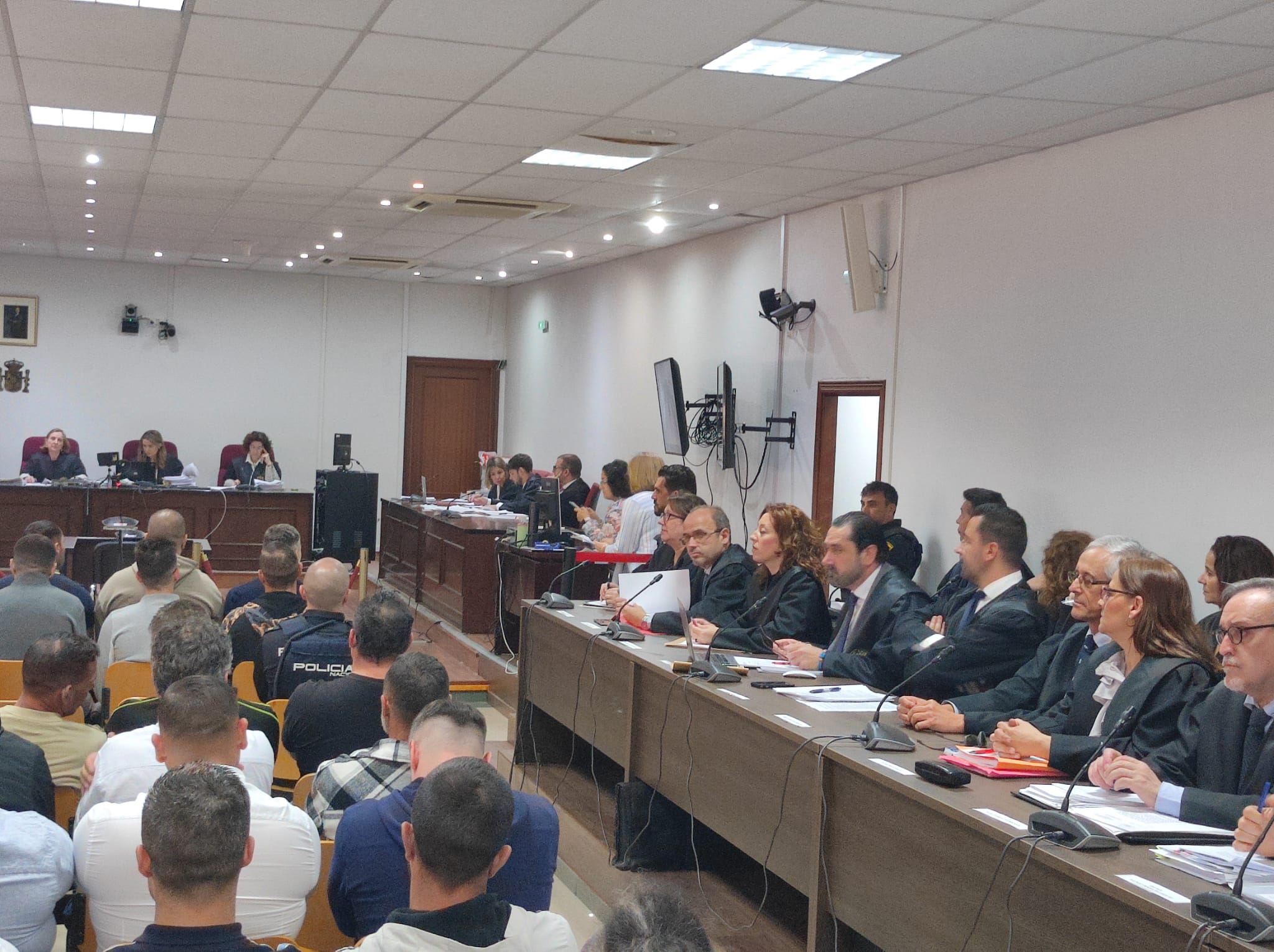 El macrojuicio contra el clan de Los Castañas continúa con tres nuevos acusados que acuerdan su pena.