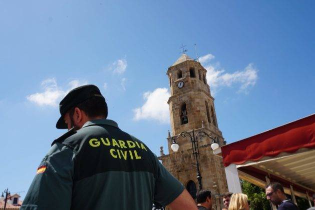 Foto: Un agente de la Guardia Civil, en Los Barrios. Imagen de archivo.