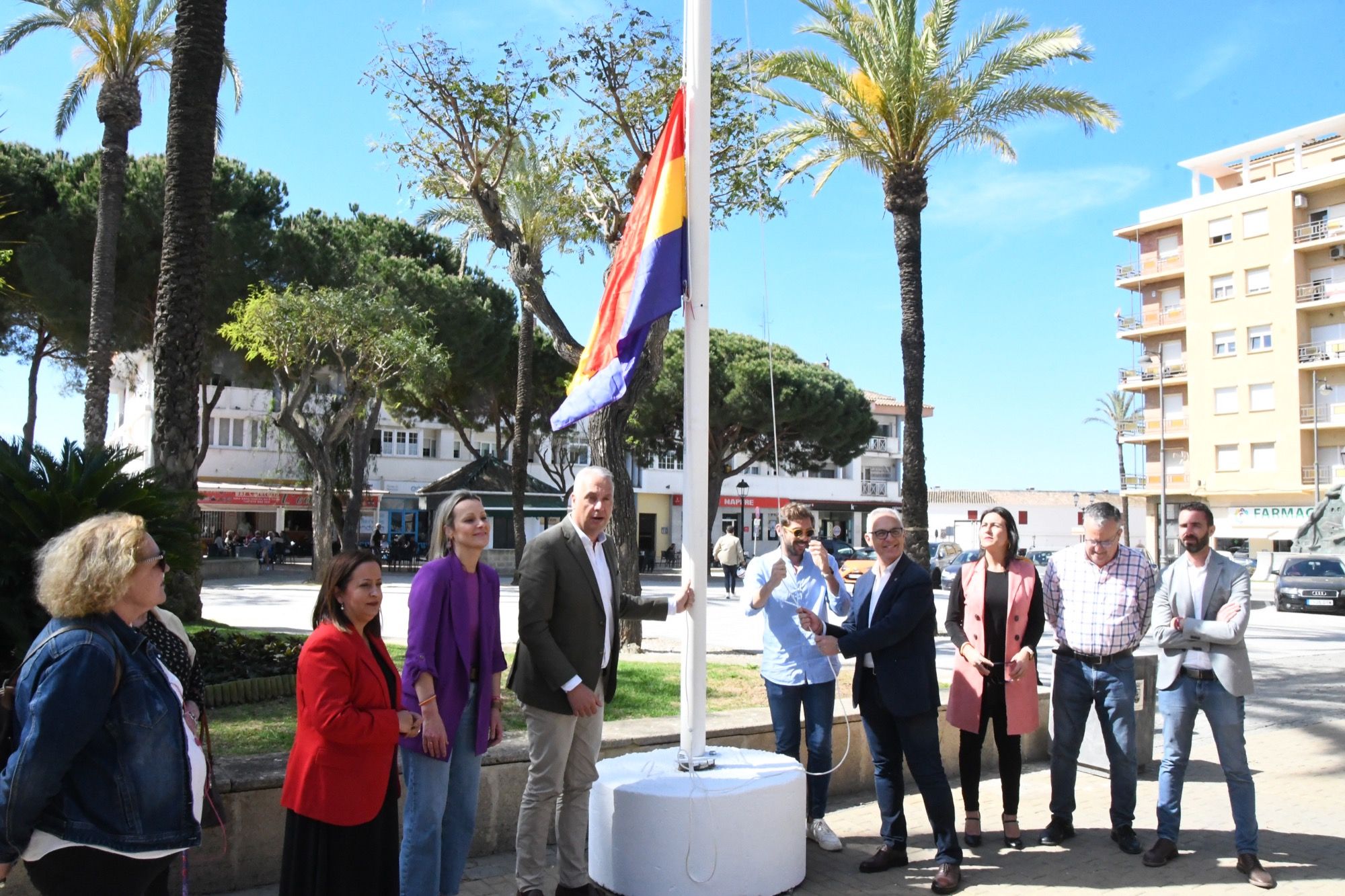 San Roque iza la bandera republicana y homenajeadas las víctimas del nazismo
