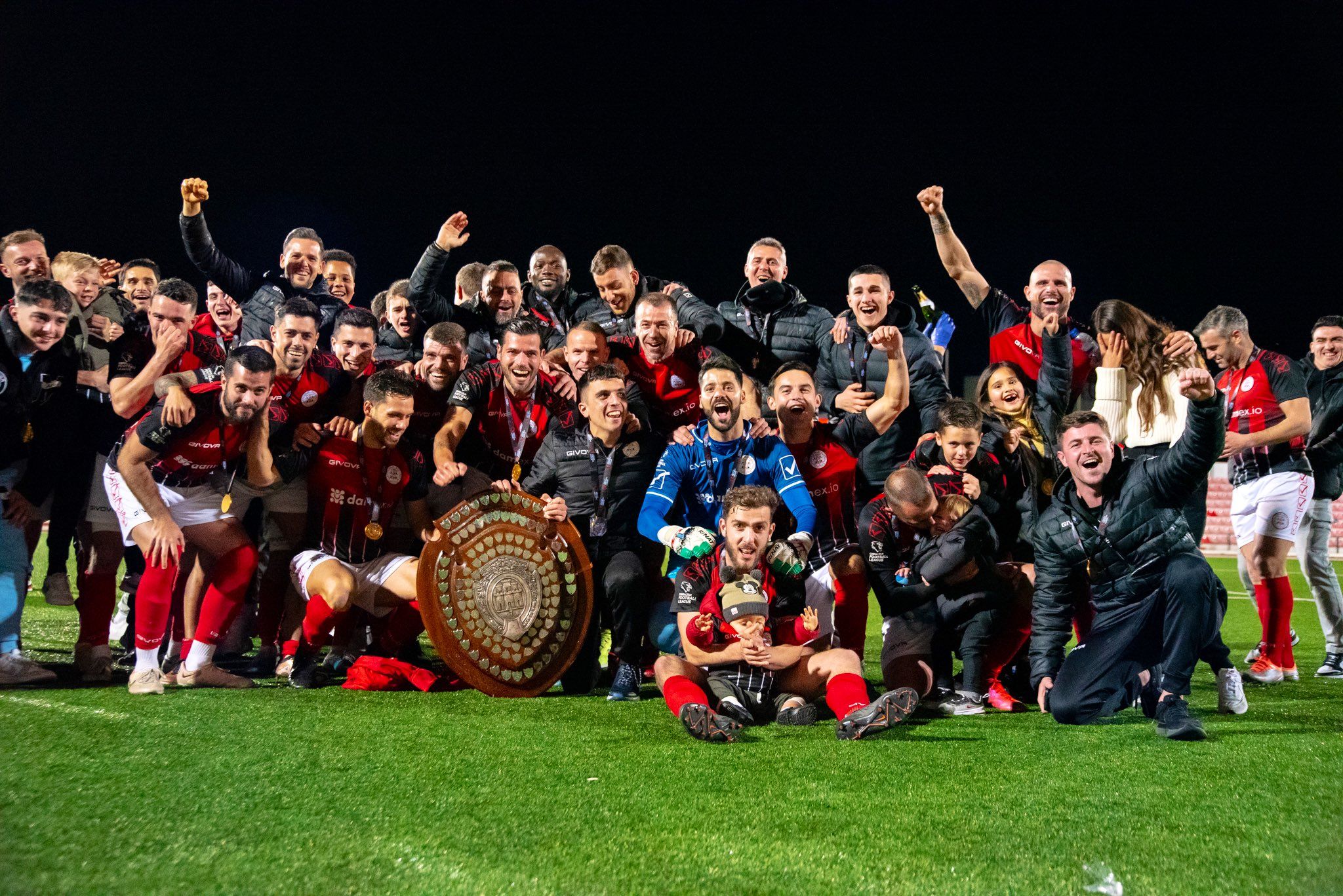 Los jugadores del Lincoln Red Imps festejan el 27º título de liga en Gibraltar y su pase a competiciones europeas
