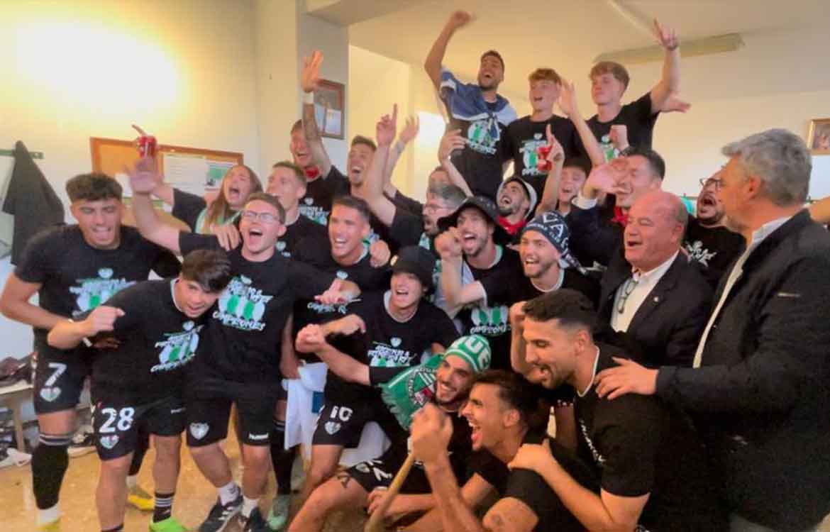 Los jugadores del Antequera CF celebran el ascenso a la Primera Federación/Foto: 101TV