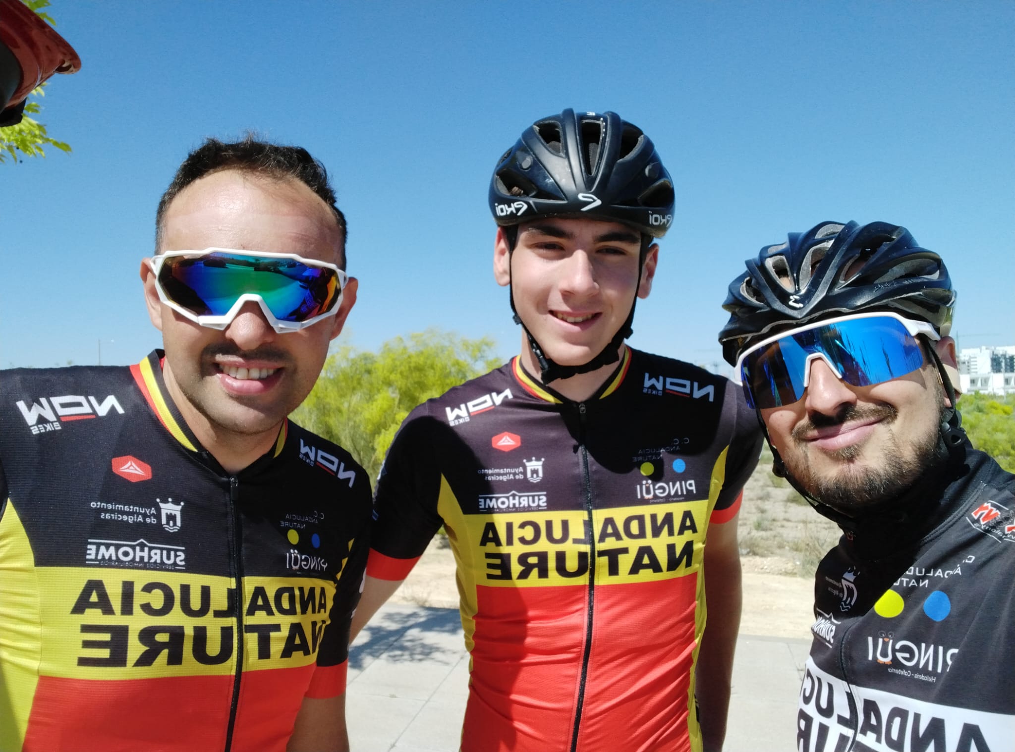 De izquierda a derecha: Joaquín Garnica, Juan Velázquez y Francisco Javier Gil, ciclistas del Andalucía Nature en Dos Hermanas