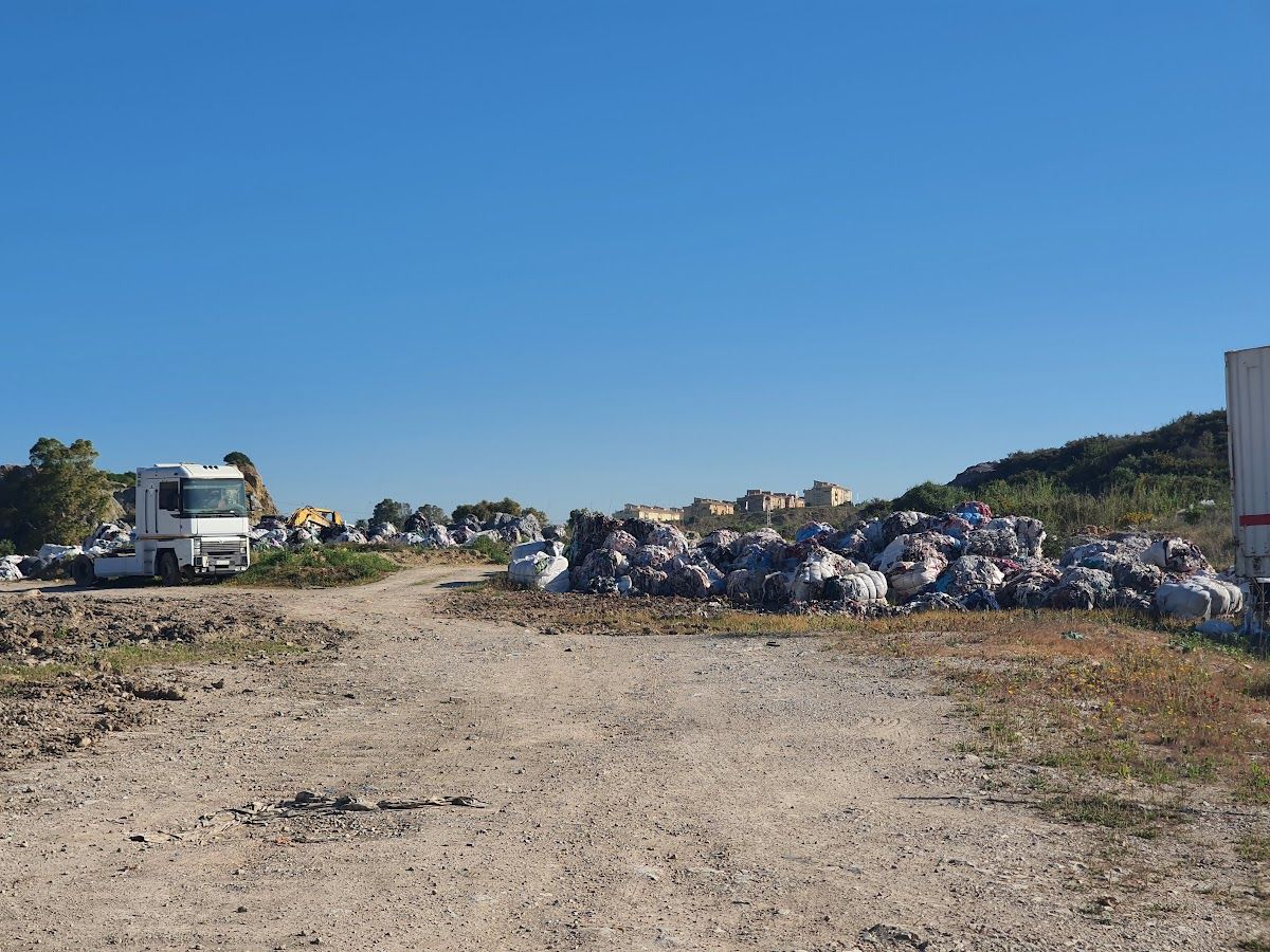 Un juzgado de Algeciras abre una investigación por el vertedero ilegal de textiles en Algeciras.