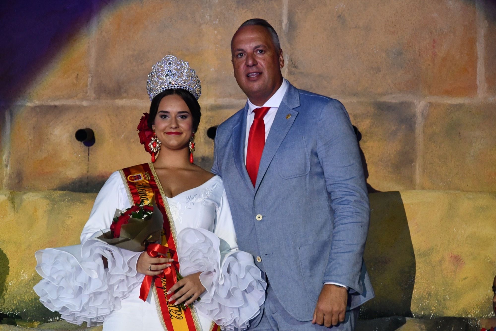 La joven Patricia Pardal, Reina de la Feria de San Roque 2022, junto con el alcalde, Juan Carlos Ruiz Boix. Imagen: Ayuntamiento de Castellar