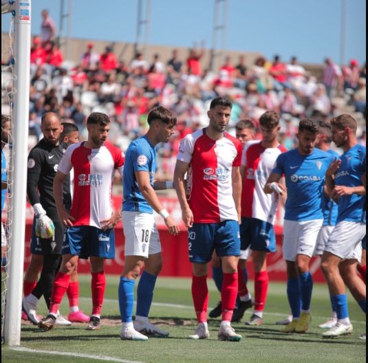 Albarrán, autor del gol del Clásico en la ida, espera la salida de un córner entre la zaga azulina. FOTO: ACF