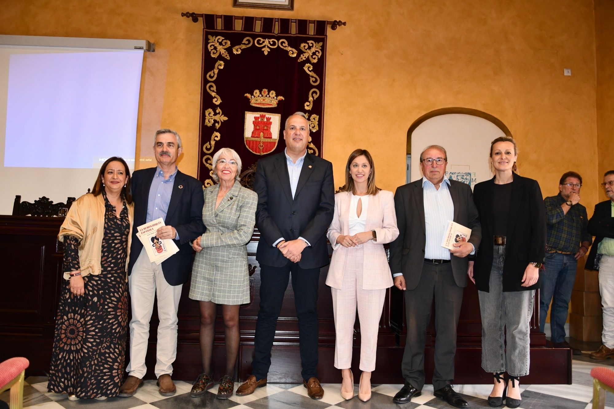 San Roque acoge la presentación de 'La remonarquía', obra póstuma de Jesús Ynfante.