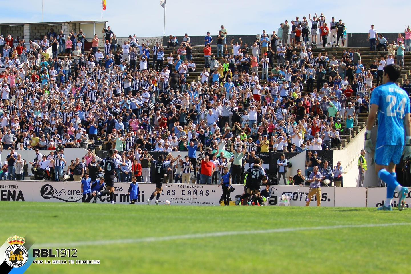 El Municipal celebra un gol de la Balona. Foto: Real Balompédica Linense. 