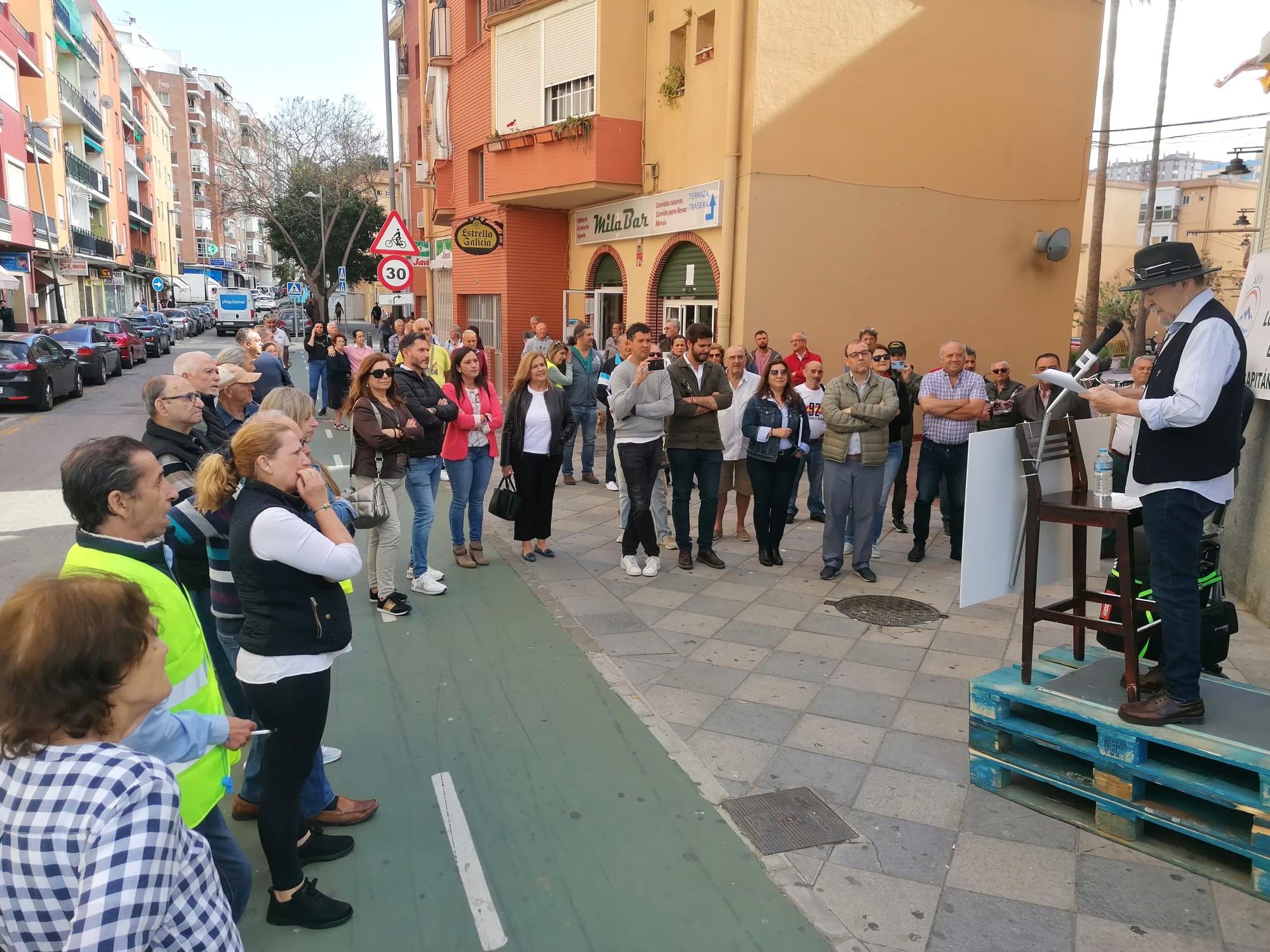 Imagen de archivo de los vecinos reclamando la reforma integral de la avenida de Capitán Ontañón en Algeciras. 