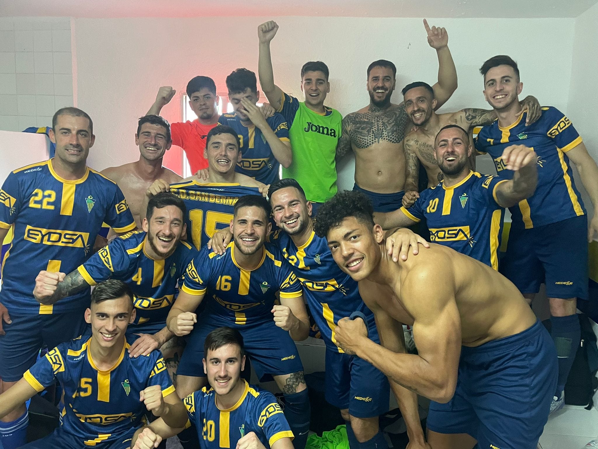 Los jugadores del CD San Bernardo celebran el triunfo en El Torno