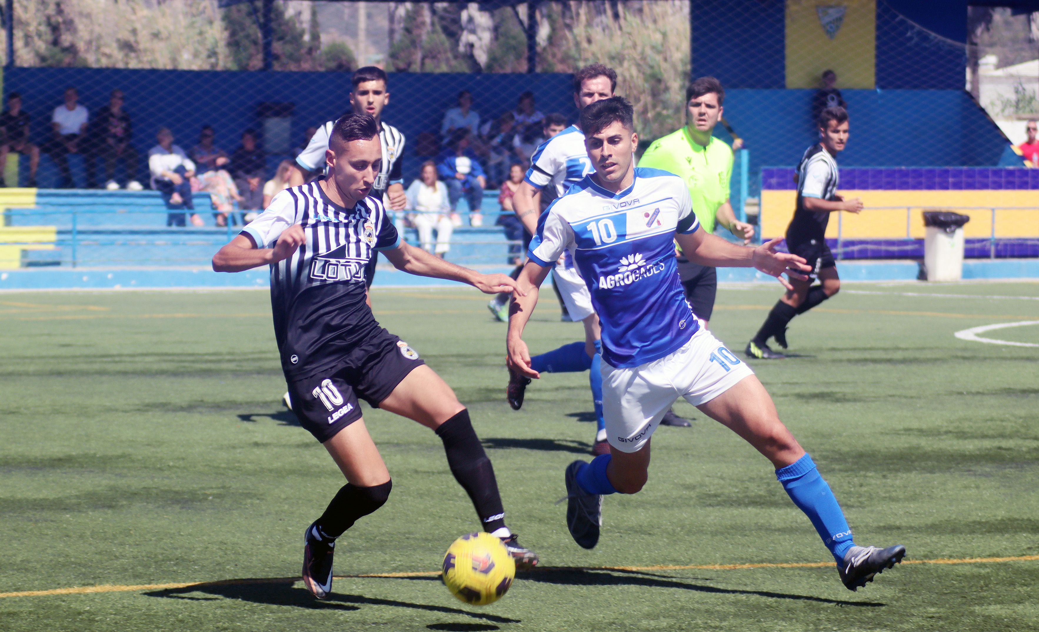 El jugador del filial de la RB Linense, Jaime Torres, controla el balón ante Morchón, del Chipiona CF/Foto: Axel S.C.