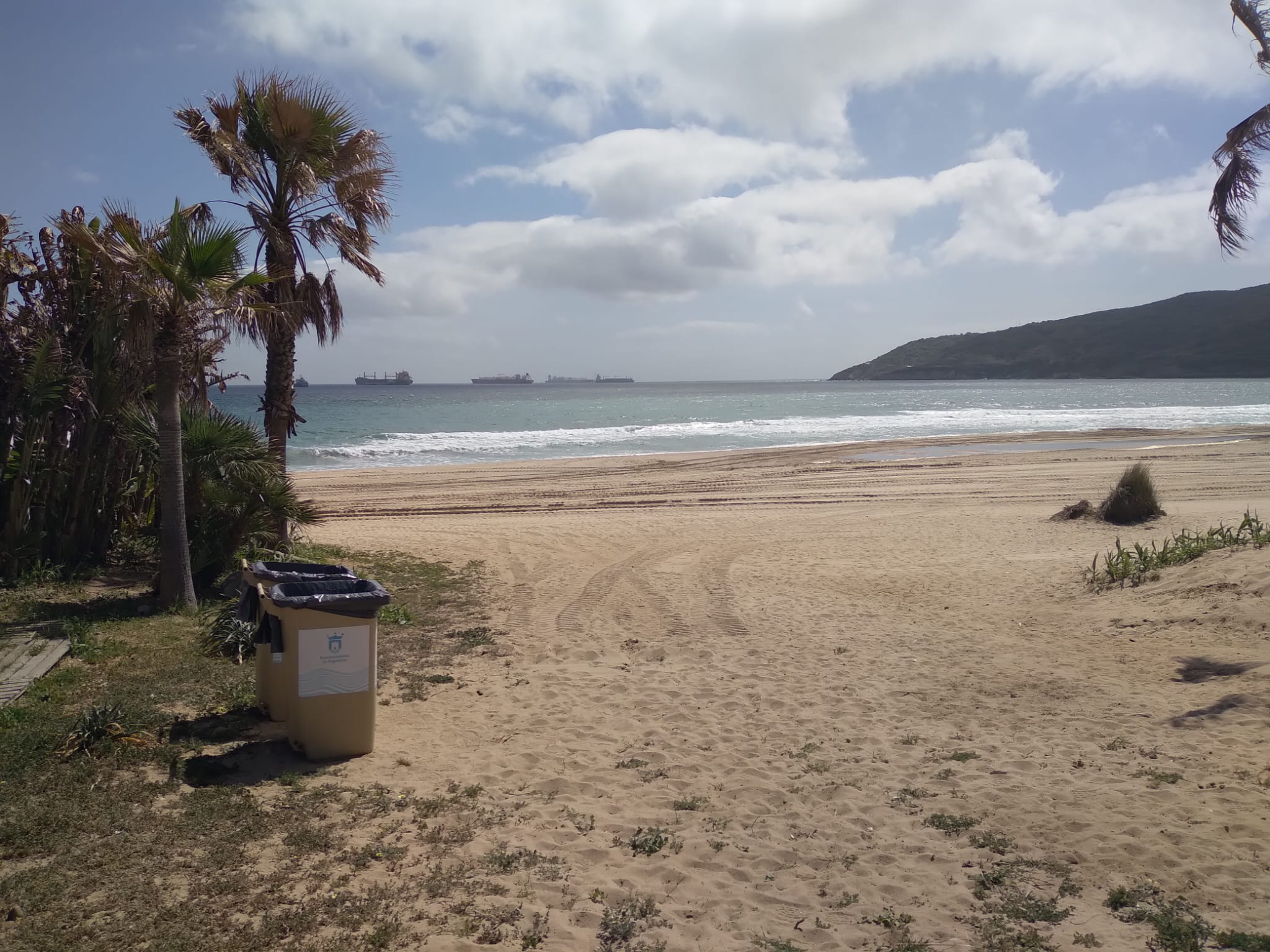 Rescatadas tres personas en una barca hinchable que se encontraba a la deriva por la Bahía. Playa de Getares. Imagen de archivo.