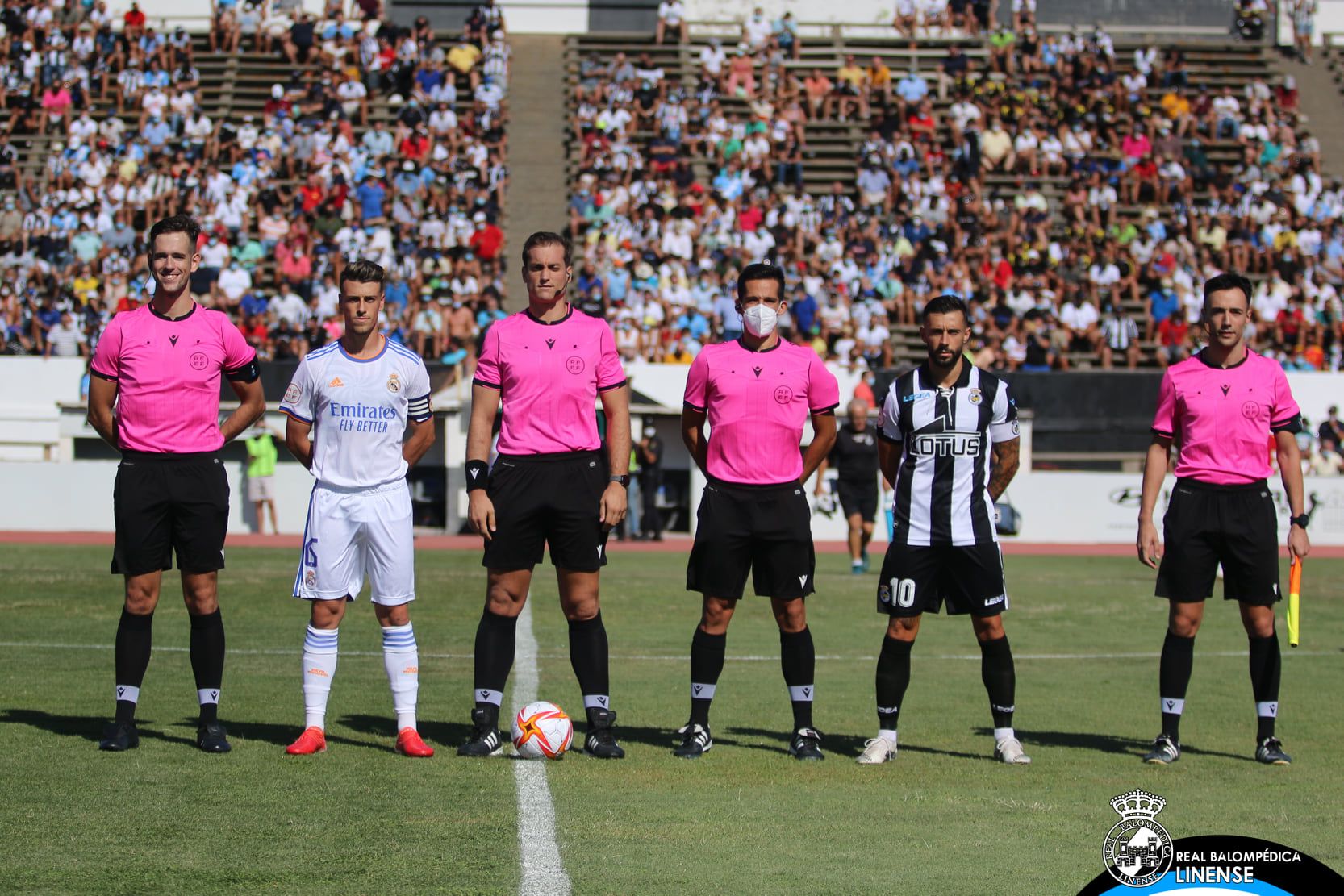 Antonio Alberola Rojas, en el centro de la imagen, en el RB Linense-RM Castilla, pita este domingo el 'Clásico' entre la Balona y el Algeciras CF/Foto: RBL1912